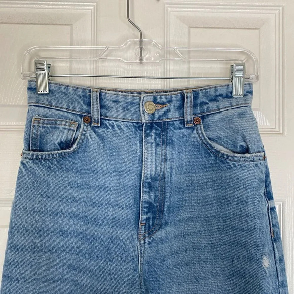 ZARA Super High Rise Baggy Mom Jeans Light Wash Trendy Size 2 Distressed - Picture 3 of 7